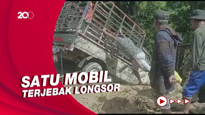 Longsor Tutup Jalan Utama di Palopo-Toraja
