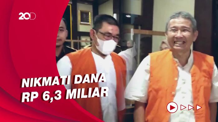 Senyum Tersangka Korupsi Dana Dinkes Parepare Jadi Tahanan Kejari