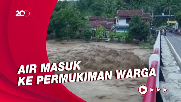 Kepanikan Warga saat Air Sungai Cibareno Lebak Meluap