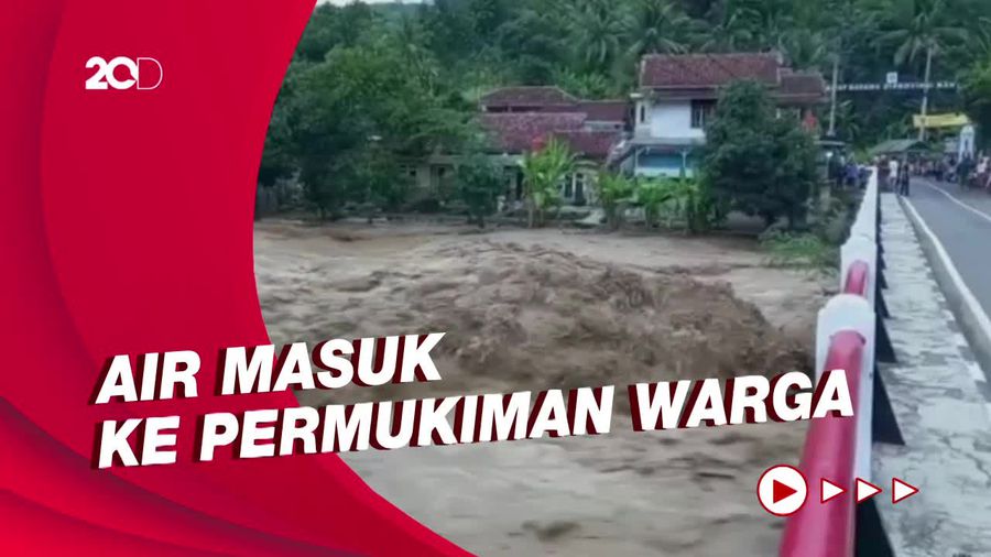 Kepanikan Warga saat Air Sungai Cibareno Lebak Meluap