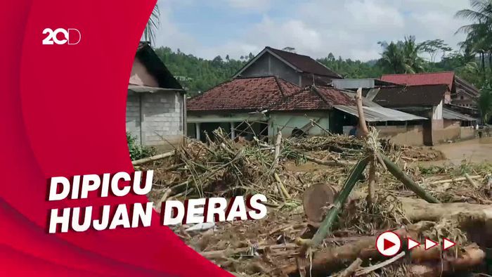 Detik-detik Banjir Bandang Terjang Permukiman di Trenggalek