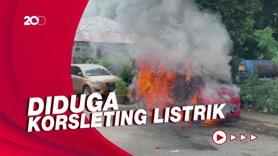 Penampakan Ambulans Berlogo PDIP Hangus Terbakar di Jaktim