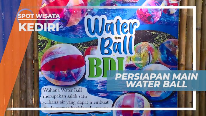 Serunya Menjaga Keseimbangan di Wahana Air Water Ball, Kediri