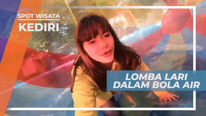 Adu Cepat Berlari di Dalam Bola Air Raksasa, Kediri