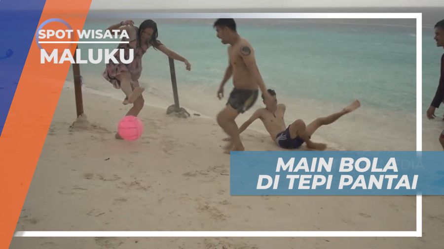 Bermain Bola Pantai di Alam Maluku