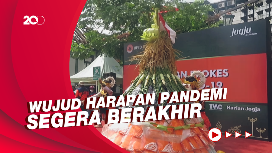 Momen Warga Berebut Gunungan Masker dan Hand Sanitizer di Malioboro