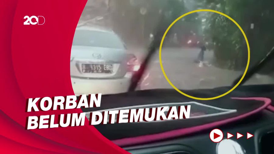 Pemotor Wanita Jatuh ke Gorong-gorong Usai Terseret Banjir di Bogor