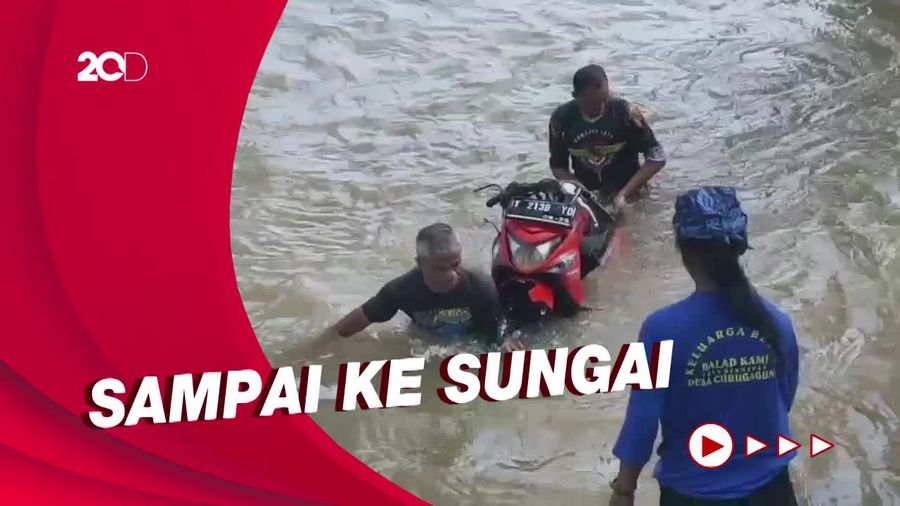 Nekat Terobos Banjir, Pengendara Motor di Subang Hilang Terbawa Arus