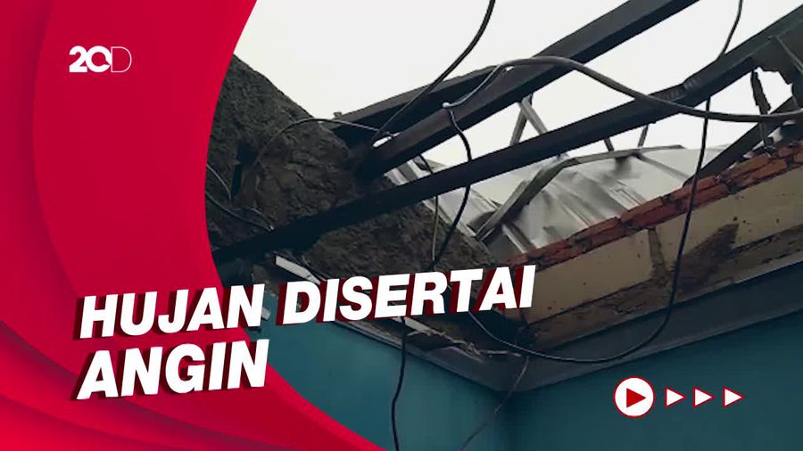 Hujan Disertai Angin Terbangkan Atap Rumah Warga di Jaktim