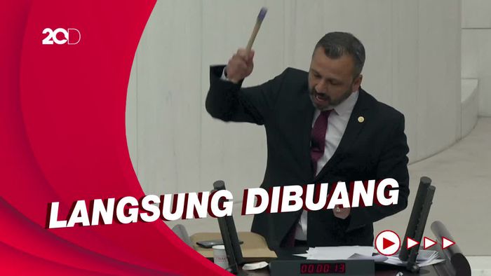 Aksi Anggota Parlemen Turki Rusak Smartphone Pakai Palu