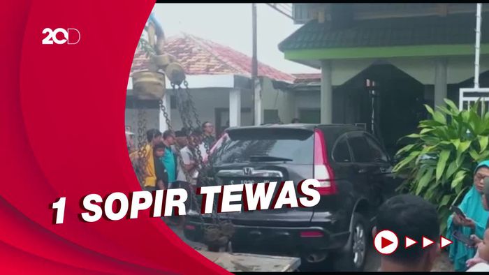 Honda CRV Tabrak Musala Tewaskan Pengemudi di Lamongan