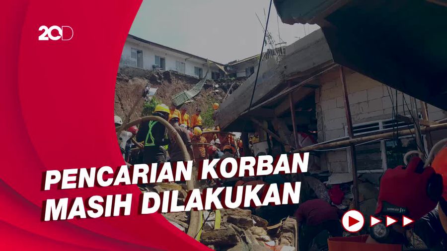 Proses Evakuasi Korban Longsor di Bogor