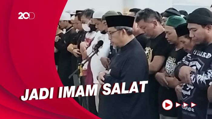 Momen Ahmad Heryawan Ikut Salatkan Jenazah Steven Indra Wibowo