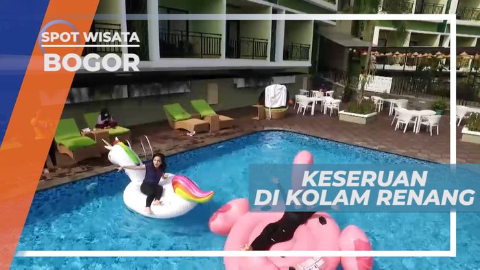 Berenang di Kolam Renang Penginapan Asri di Bogor
