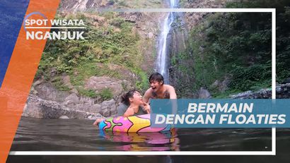 Bermain Floaties di Air Terjun Sedudo Nganjuk Jawa Timur