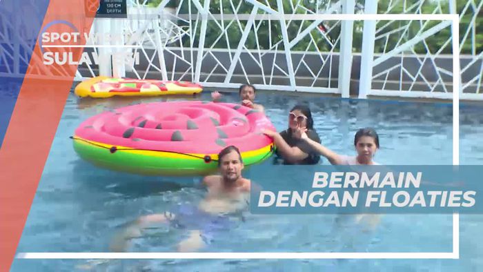 Bermain Dengan Floaties di Kolam Penginapan Makassar Sulawesi Selatan