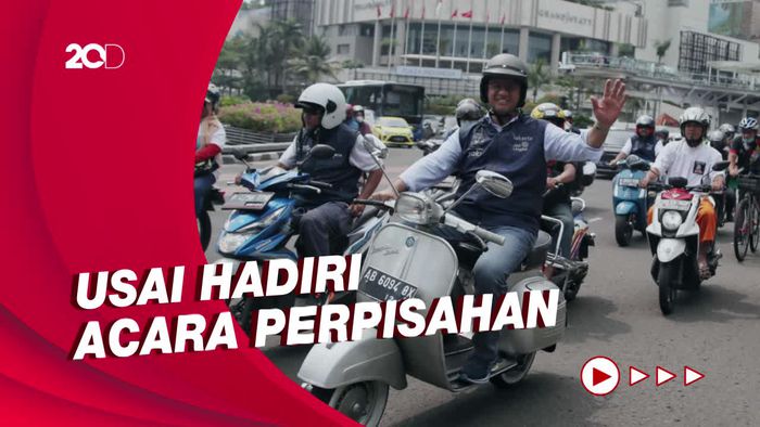 Momen Anies Baswedan Tinggalkan Balai Kota DKI Naik Vespa Klasik