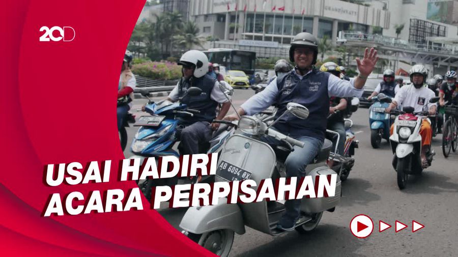 Momen Anies Baswedan Tinggalkan Balai Kota DKI Naik Vespa Klasik