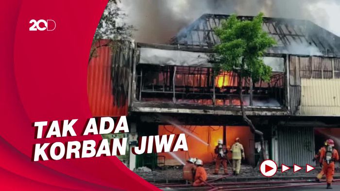 Aksi Heroik Petugas Padamkan Api yang Lahap Toko Karpet di Surabaya