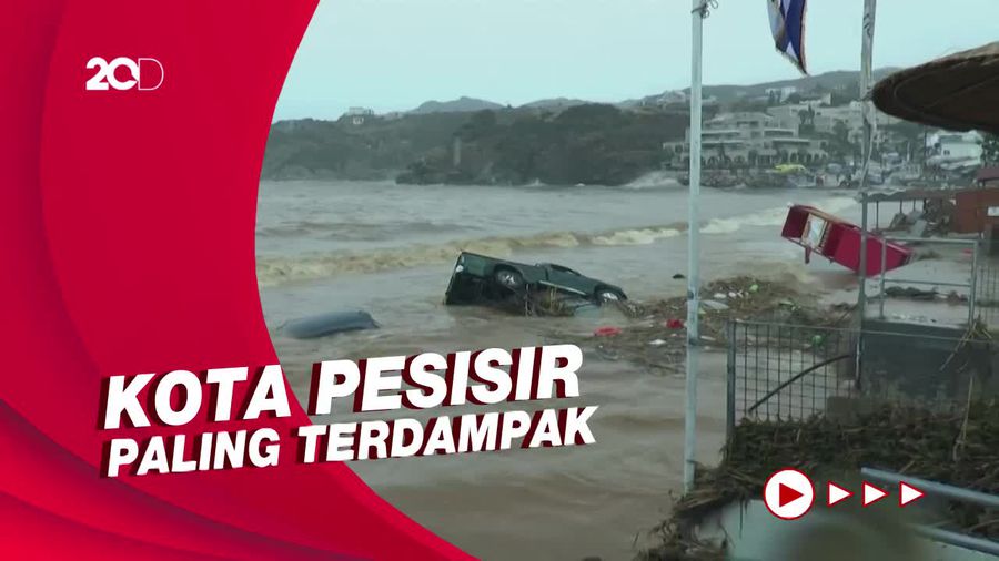 Mobil-mobil Berserakan Usai Banjir Bandang Menerjang Yunani