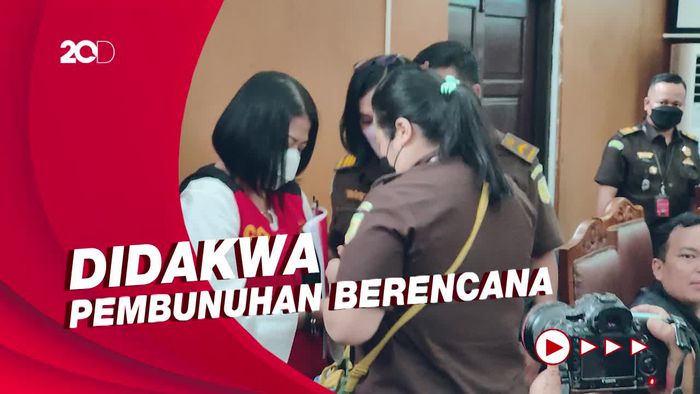 Momen Putri Candrawathi Jalani Sidang Didampingi Febri Diansyah