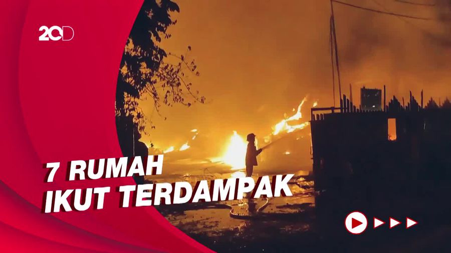 Pabrik Kayu di Pasuruan Terbakar Hebat, Jalur Pantura Ditutup