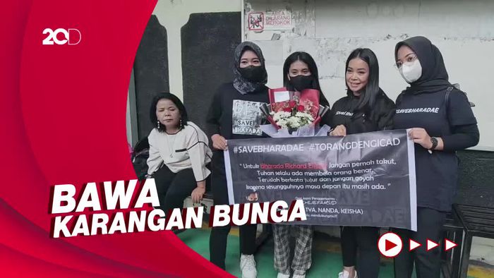 Fans Datang Beri Dukungan ke Eliezer: Icad Jangan Takut Jujur!