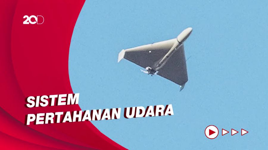 Momen Polisi Ukraina Coba Menjatuhkan Drone Kamikaze