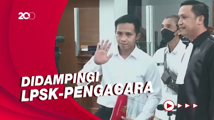 Beda dengan Sambo, Richard Eliezer Buka Masker di Ruang Sidang