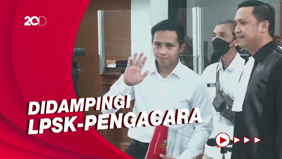 Beda dengan Sambo, Richard Eliezer Buka Masker di Ruang Sidang