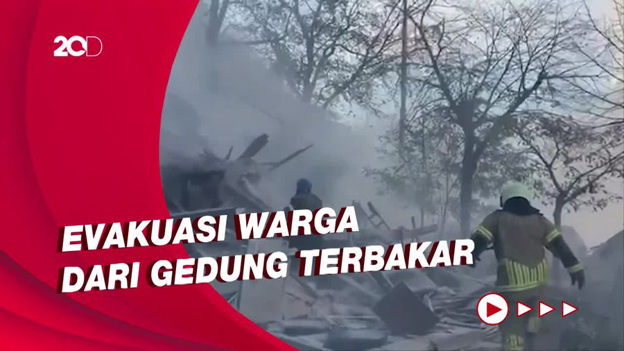 Petugas Cari Korban Selamat Usai Serangan Drone di Kiev