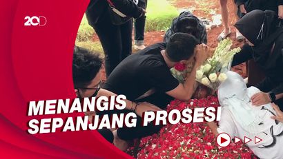 Duka Rio NOAH Iringi Prosesi Pemakaman Istrinya