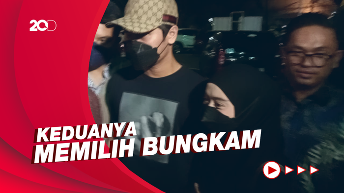 Momen Rizky Billar Rangkul Lesti Kejora Sambangi Polres Jaksel