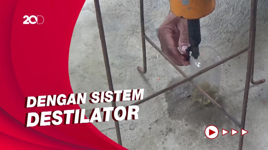 Inovatif! Satpam Ini Sulap Sampah Plastik Jadi BBM