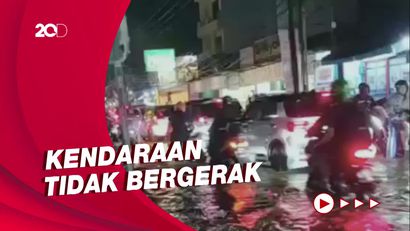  Penampakan Lumpuhnya Jalan Arief Rahman Hakim Depok Akibat Banjir