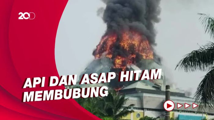  Detik-detik Kubah Masjid Islamic Center Jakarta Roboh Terbakar