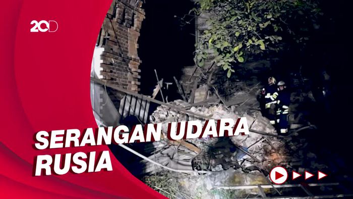 Petugas Evakuasi Jenazah Korban dari Reruntuhan Bangunan di Mykolaiv
