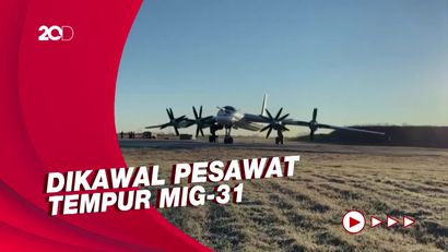 Pesawat Pengebom Strategis Rusia Tu-95MS Terbang  di Atas Samudera Pasifik