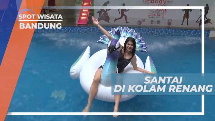 Bersantai Menikmati Segarnya Air Kolam Renang Hotel, Bandung