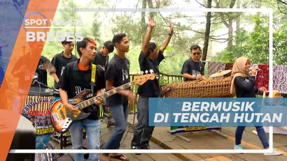 Seru-seruan Bermain Musik Asik di Tengah Hutan, Brebes