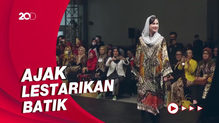 Momen Arumi Bachsin Jadi Model Catwalk di Festival Batik 2022