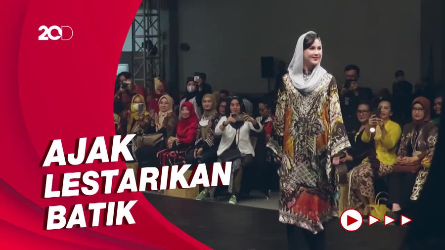 Momen Arumi Bachsin Jadi Model Catwalk di Festival Batik 2022