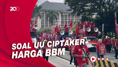 Buruh Gelar Demo di Patung Kuda Jakarta Pusat