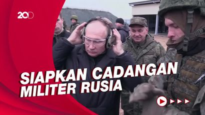 Aksi Putin Jajal Senjata Kala Sidak di Kamp Pelatihan Cadangan Militer Rusia