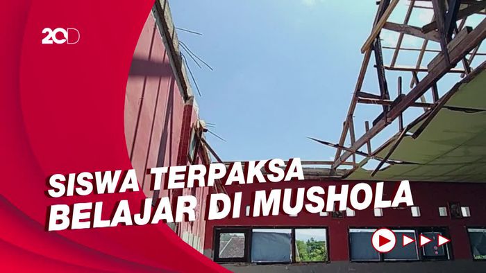 Penampakan Atap SMPN 1 Dompu Rusak Diterjang Puting Beliung