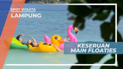 Bersantai Menikmati Suasana Pantai Dengan Main Floaties, Lampung