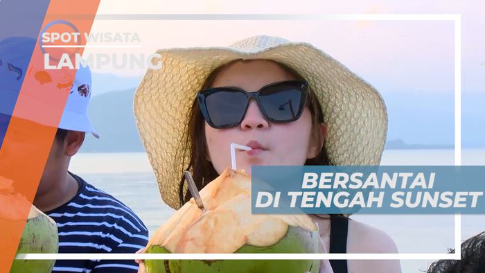 Bersantai Menikmati Suasana Sunset Berteman Segarnya Kelapa Muda, Lampung
