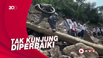 Potret Pelajar di Sulbar Terobos Lokasi Longsor Demi ke Sekolah