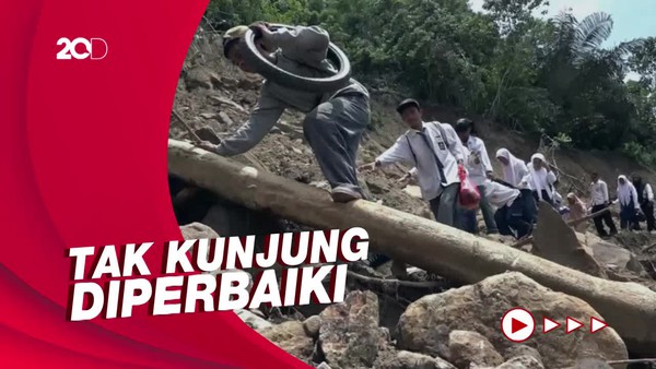 Potret Pelajar di Sulbar Terobos Lokasi Longsor Demi ke Sekolah