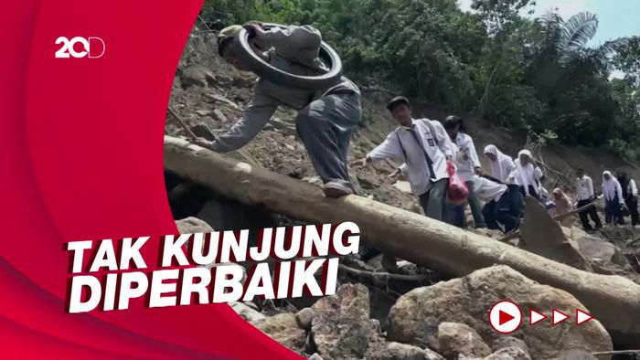 Potret Pelajar di Sulbar Terobos Lokasi Longsor Demi ke Sekolah